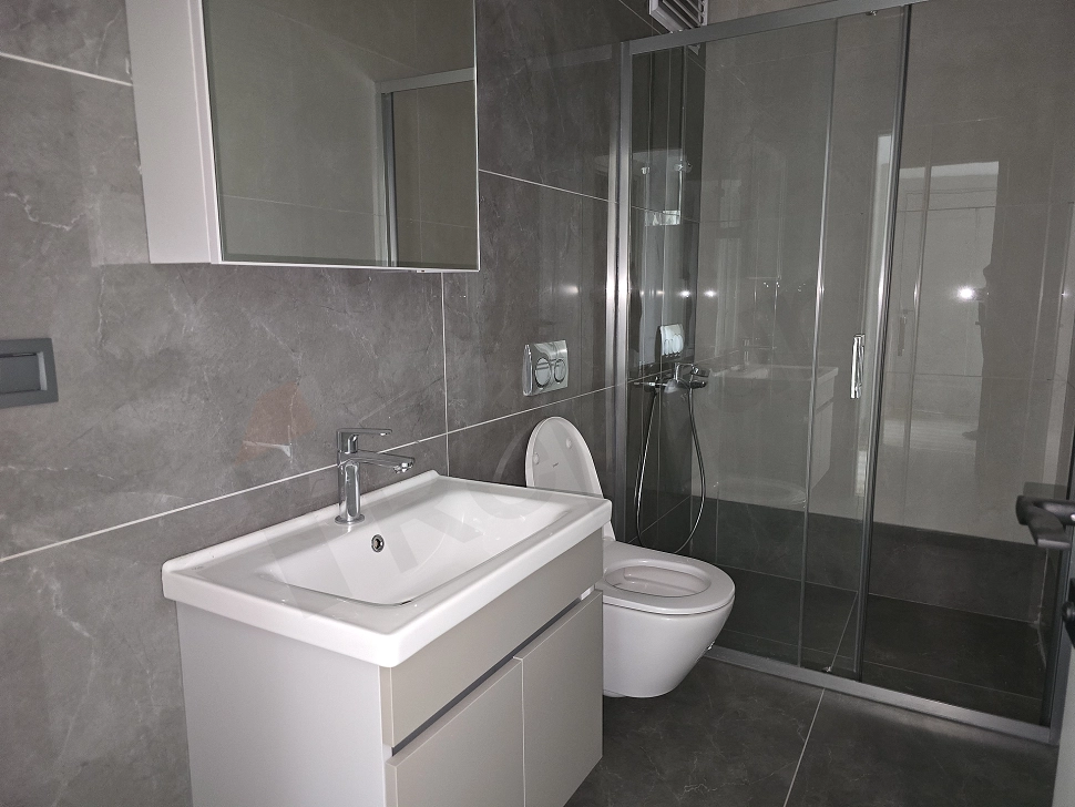 Modern tasarımlı banyo iç mekanı.