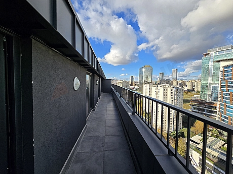 Ataşehir'de geniş teras alanı olan dubleks daire fotoğrafı.
