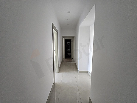 Ataşehir'de satılık dubleks dairenin koridor iç görünümü.