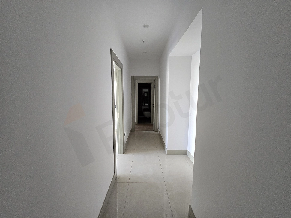 Ataşehir'de satılık dubleks dairenin koridor iç görünümü.