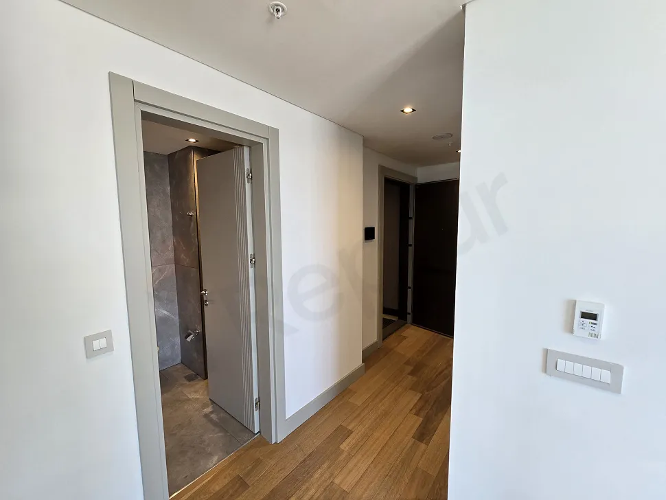 İstanbul Şişli'de modern bir rezidans dairesinin geniş ve aydınlık oturma odası alanı.