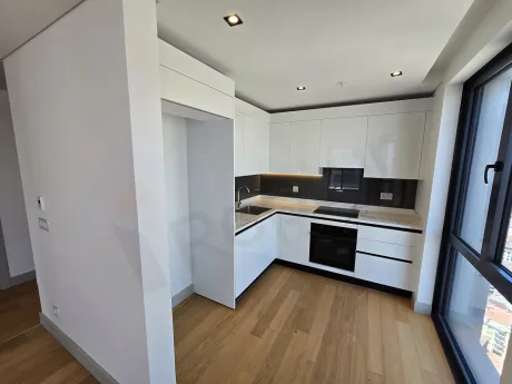 Şehir Manzarasına Hakim, Balkonlu ve Geniş Planlı Modern 1+1