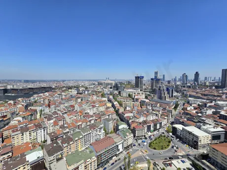 İstanbul Şişli'de modern binaların ve yerleşim alanlarının yer aldığı panoramik şehir manzarası.