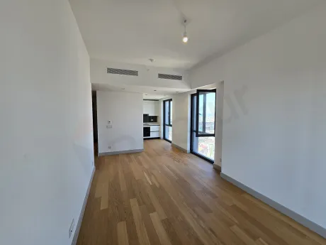 Şişli'deki modern bir rezidans dairesinin geniş ve aydınlık yemek odası alanı.