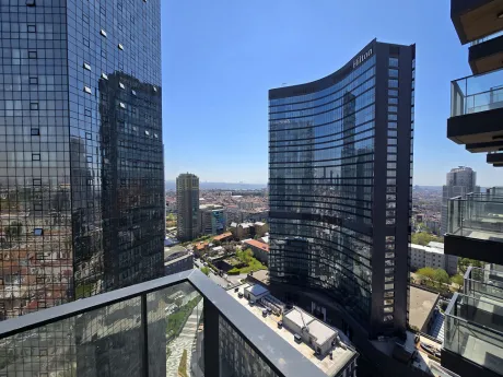 İstanbul Şişli'de rezidans binasından görünen panoramik şehir ve gökyüzü manzarası.