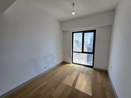 Modern mimariye sahip, geniş pencereli ve aydınlık bir yatak odası görünümü.