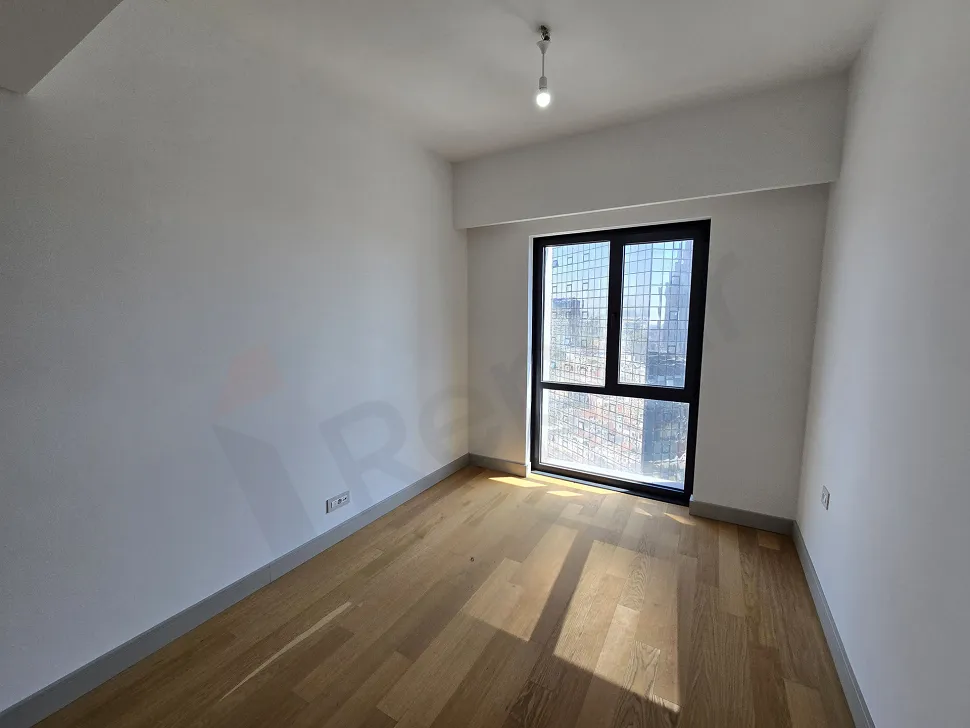 Modern mimariye sahip, geniş pencereli ve aydınlık bir yatak odası görünümü.