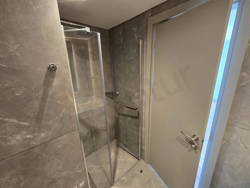 Modern ve şık tasarımlı bir banyo iç mekanı.