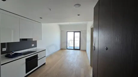 Modern ve geniş pencereli aydınlık bir oturma odası alanı.