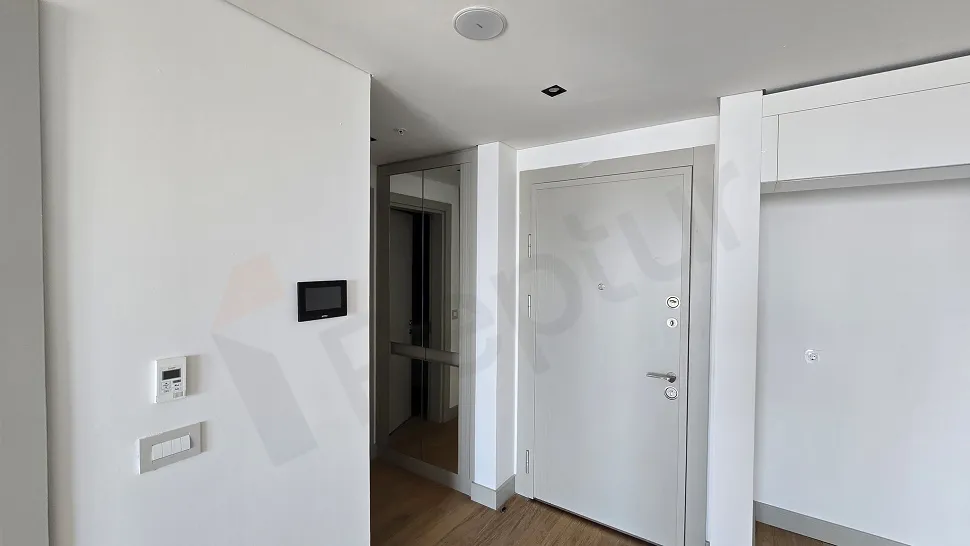 Modern bir konut projesinde yer alan şık tasarımlı daire içi merdiven görünümü.
