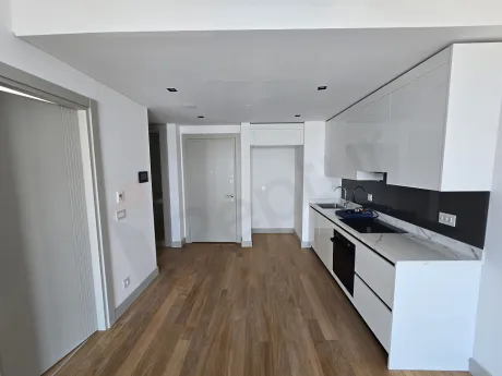 Modern ve minimalist tasarıma sahip ferah bir mutfak alanı.
