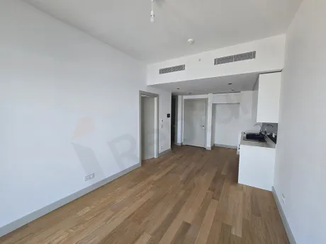 Modern tasarımlı, geniş ve aydınlık bir oturma odası alanı.