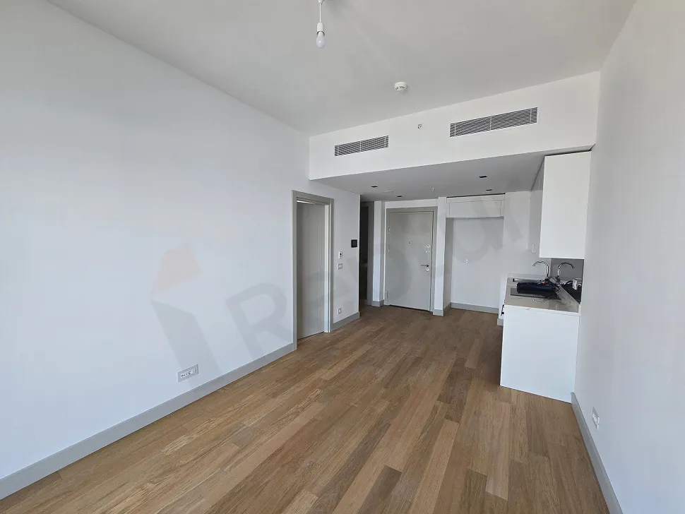 Modern tasarımlı, geniş ve aydınlık bir oturma odası alanı.