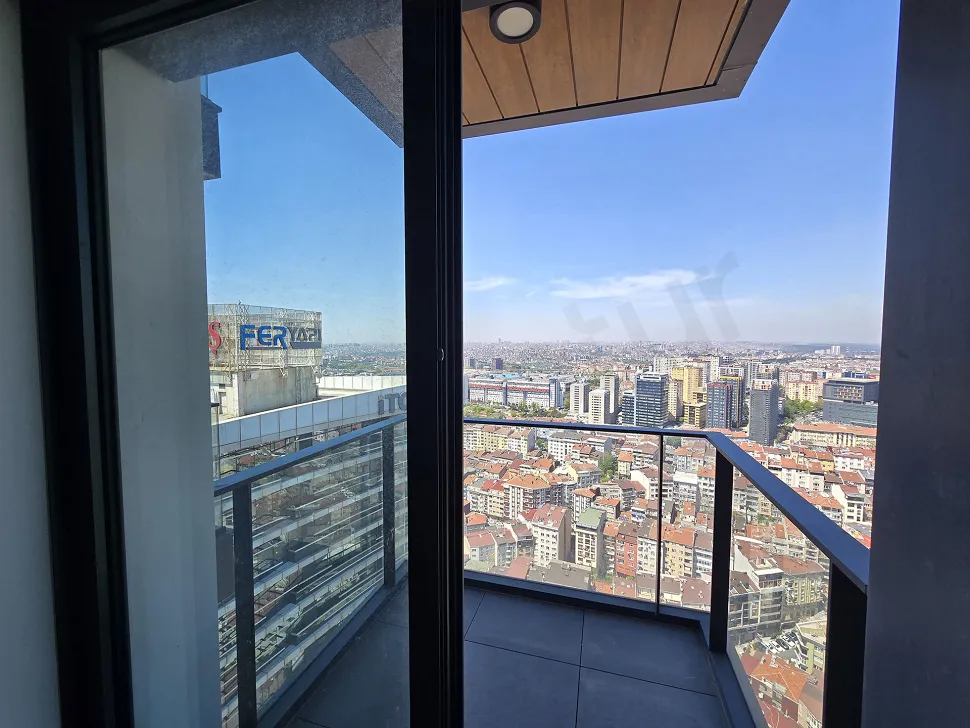 Şişli'de yer alan bir rezidans dairesinin geniş ve modern balkon alanı.