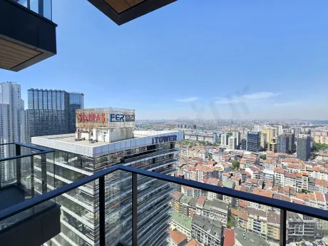 Şişli'deki lüks bir rezidans dairesinden görünen panoramik İstanbul şehir manzarası