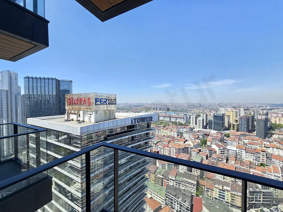 Şişli'deki lüks bir rezidans dairesinden görünen panoramik İstanbul şehir manzarası