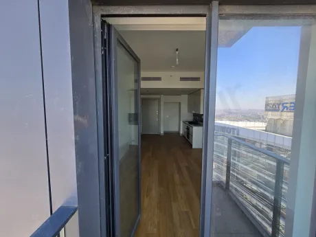 Şişli'deki rezidans dairesinin şehir manzaralı geniş balkonu
