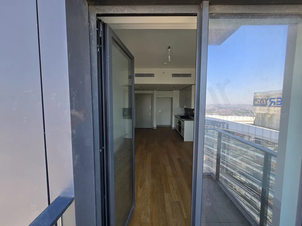 Şişli'deki rezidans dairesinin şehir manzaralı geniş balkonu