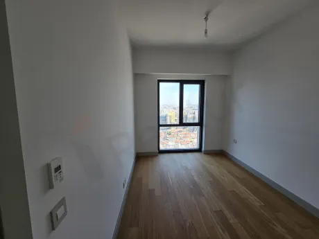 Geniş pencereli, aydınlık ve modern bir yatak odası görünümü.