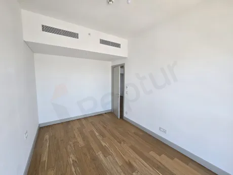 İstanbul Şişli'de modern bir rezidans dairesinin geniş pencereli, ferah ve aydınlık yatak odası alanı.