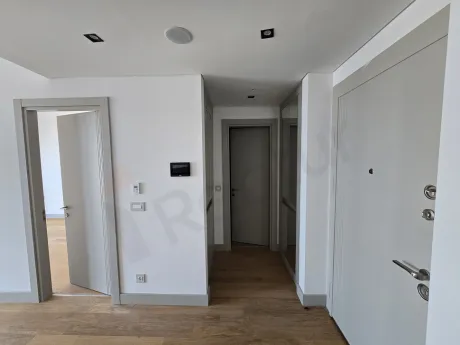 Modern bir rezidans binasında yer alan şık ve aydınlık daire girişi alanı.