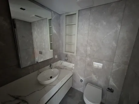 Modern tasarımlı, kaliteli seramik ve vitrifiye ürünleri ile döşenmiş şık bir banyo iç mekanı.