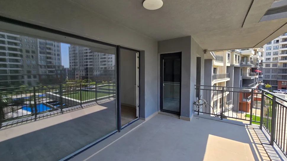 Modern bir apartman dairesinin geniş ve ferah balkon görüntüsü.