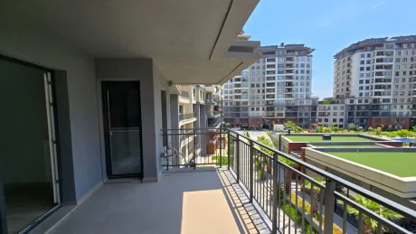 Modern bir binaya ait geniş ve ferah balkon görüntüsü.