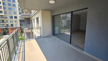 İstanbul Beylikdüzü'nde yer alan bir dairenin şehir manzaralı geniş balkon alanı.