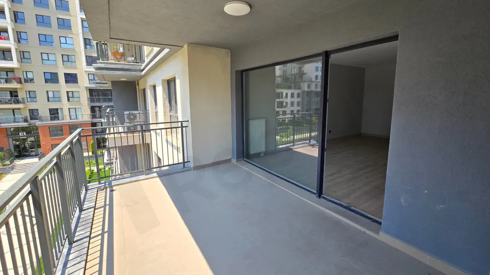İstanbul Beylikdüzü'nde yer alan bir dairenin şehir manzaralı geniş balkon alanı.