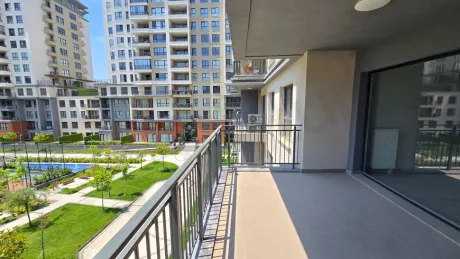 Modern bir binada yer alan geniş ve ferah bir balkon alanı.