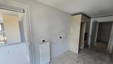 Modern tasarımlı, geniş tezgahlı ve dolaplı mutfak alanı.