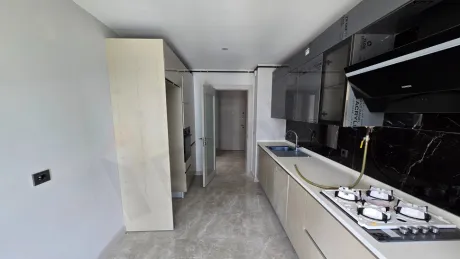 Modern tasarımlı, geniş ve aydınlık mutfak alanı.