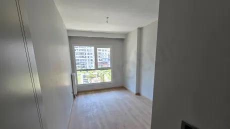 Modern tasarımlı, geniş ve aydınlık bir yatak odası görünümü.