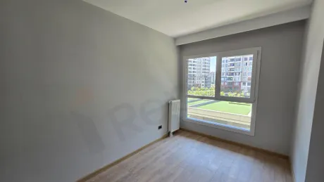 Modern ve geniş bir daireye ait aydınlık yatak odası görseli.