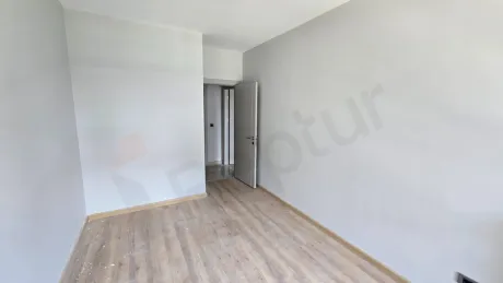 Modern tasarımlı, geniş ve aydınlık bir yatak odası görseli.