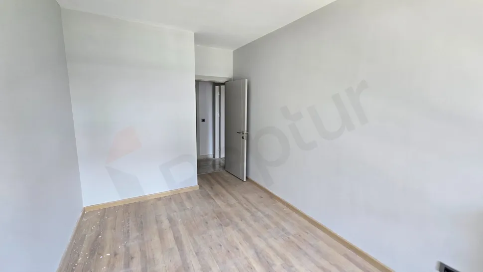 Modern tasarımlı, geniş ve aydınlık bir yatak odası görseli.