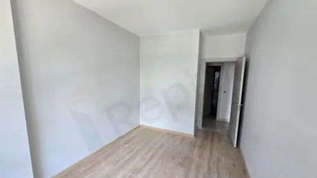 Geniş ve modern bir yatak odasının iç görünümü