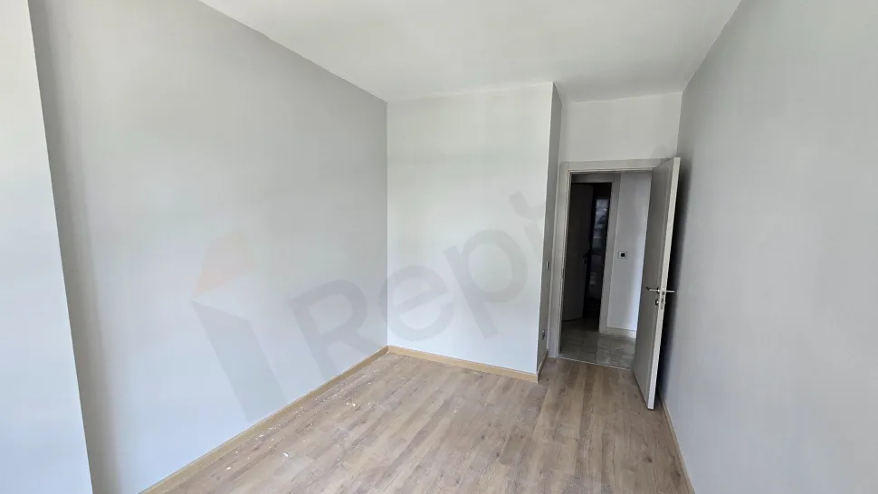 Geniş ve modern bir yatak odasının iç görünümü