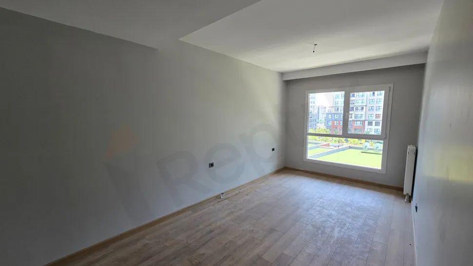 Modern tasarımlı, geniş pencereli, aydınlık ve ferah yatak odası görseli.