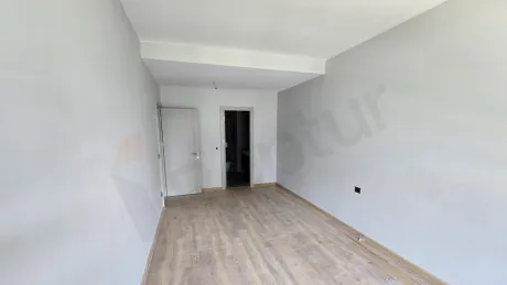 Modern bir binada yer alan ferah ve aydınlık yatak odası tasarımı.