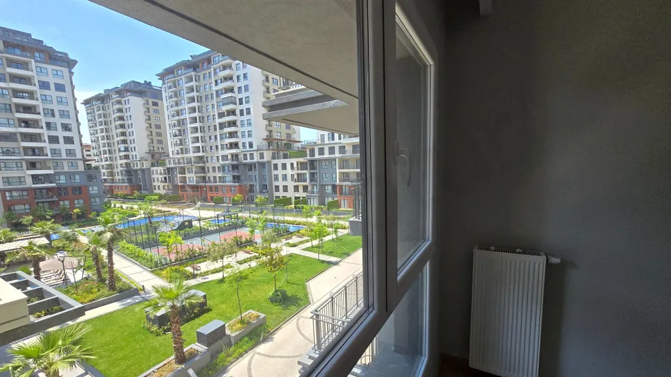 Beylikdüzü'nde bir daireden görünen panoramik şehir manzarası.
