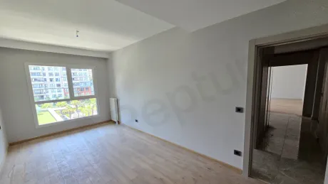 Modern ve geniş bir yatak odası tasarımı.