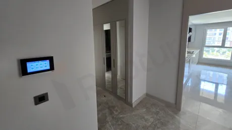 Modern bir dairenin giriş kapısı ve antre alanı.