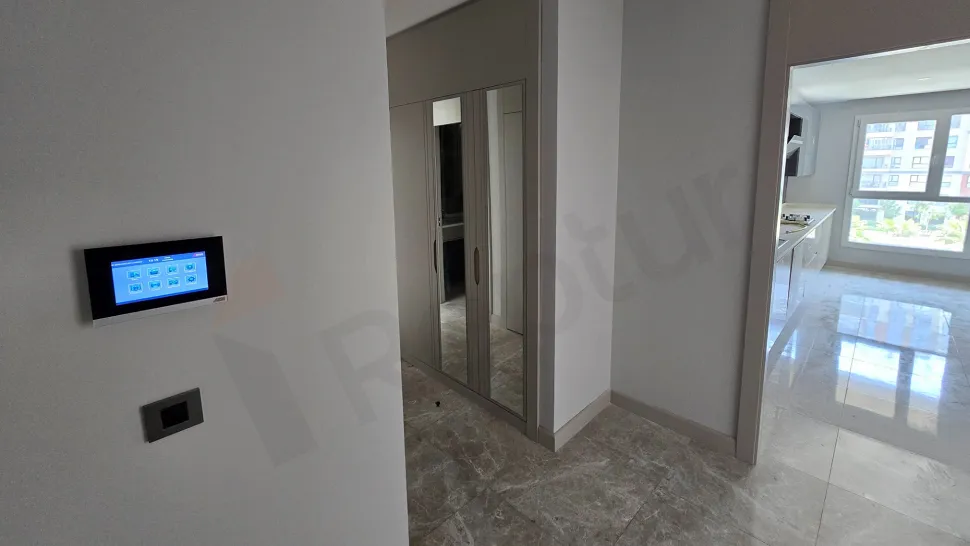 Modern bir dairenin giriş kapısı ve antre alanı.