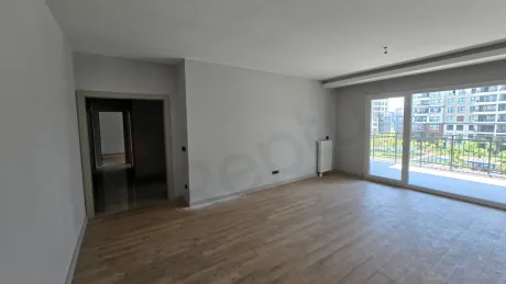 Modern bir dairenin geniş ve aydınlık oturma odası alanı.