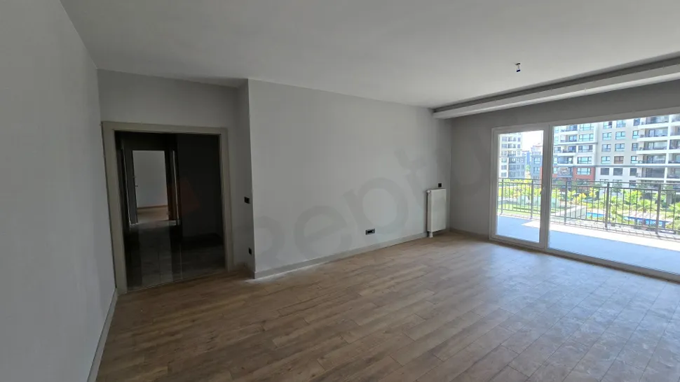 Modern bir dairenin geniş ve aydınlık oturma odası alanı.
