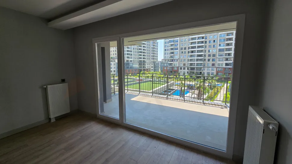 İstanbul Beylikdüzü'nde modern bir apartman dairesinin şehir manzaralı geniş balkonu.