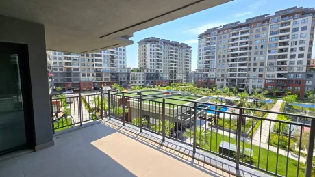 İstanbul Beylikdüzü'nde yer alan bir dairenin şehir manzaralı modern balkonu.