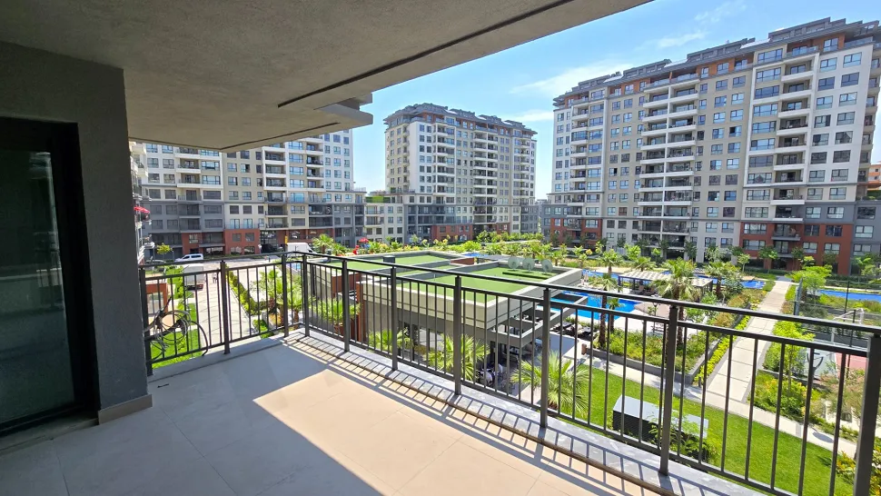 İstanbul Beylikdüzü'nde yer alan bir dairenin şehir manzaralı modern balkonu.